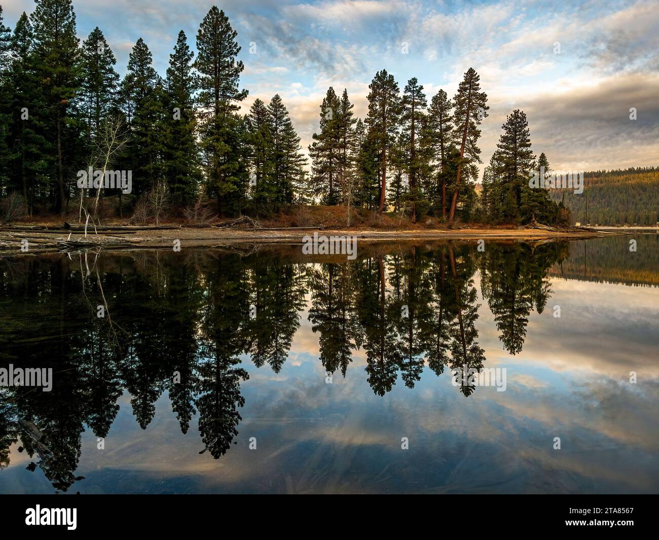 L'alba di mattina illumina le nuvole di Duck Bay nel Ponderosa State Park dell'Idaho Foto Stock