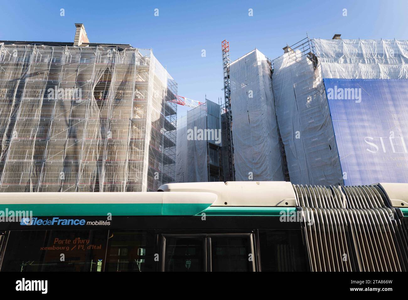 Parigi, Francia. 29 novembre 2023. Un autobus Ile de France passa davanti agli edifici in fase di ristrutturazione sul viale dell'Opera. Opera Avenue. Parigi in costruzione per Parigi 2024. Illustrazione di Parigi, la città, monumenti, cantieri, abitanti, e molto altro ancora. Parigi, Francia, il 24 novembre 2024. Foto di Patricia Huchot-Boissier/ABACAPRESS.COM Credit: Abaca Press/Alamy Live News Foto Stock