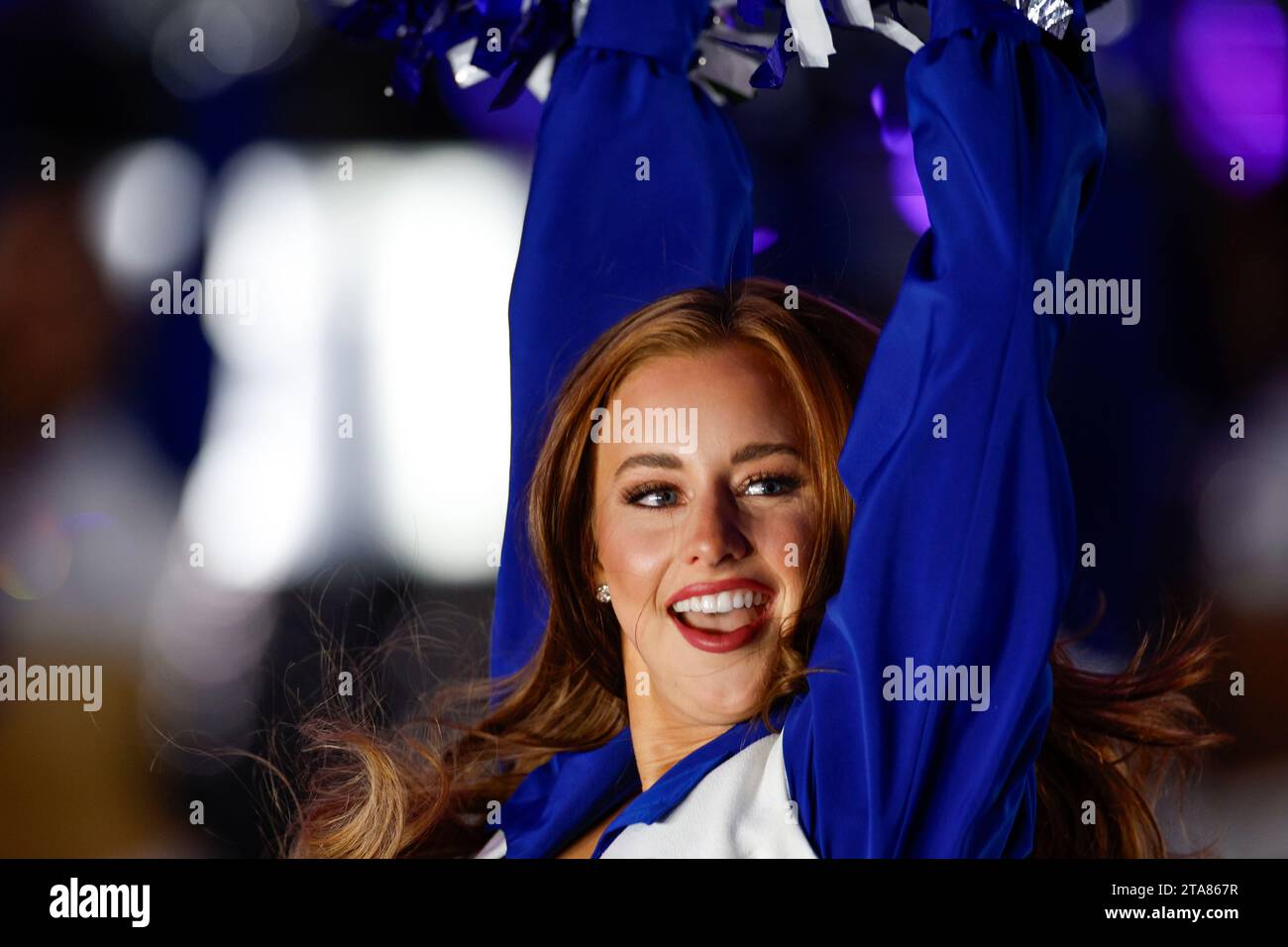 Una cheerleader dei Dallas Cowboys si esibisce durante una gara di stagione regolare contro i Washington Commanders, giovedì 22 novembre 2023, all'AT&T Stadium di Foto Stock
