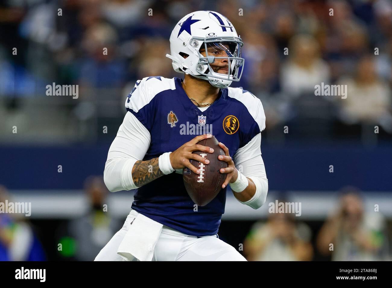 Il quarterback dei Dallas Cowboys Dak Prescott n. 4 cerca un ricevitore aperto durante una gara della stagione regolare contro i Washington Commanders, giovedì, Novemb Foto Stock