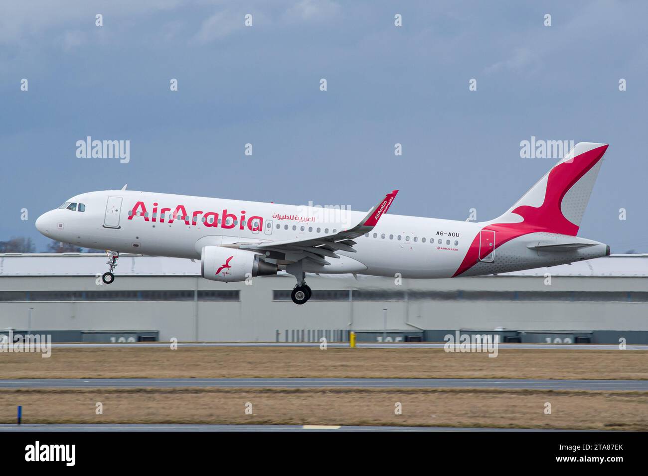 La compagnia aerea low-cost degli Emirati Air Arabia Airbus A320 atterra all'aeroporto di Praga Foto Stock
