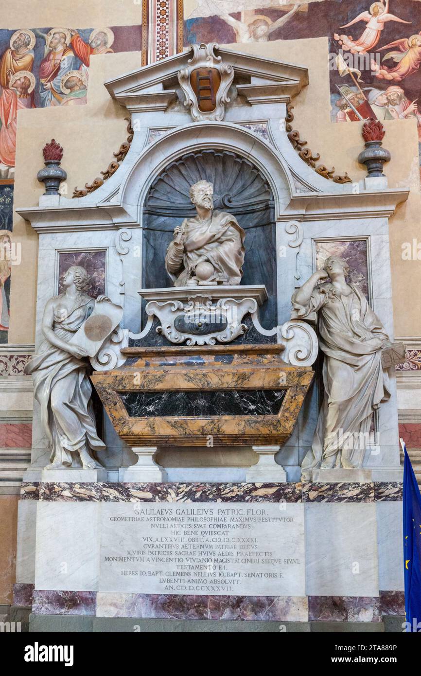 Tomba di Galileo Galilei con busto scolpito da Girolamo Ticciati e statua raffigurante l'astronomia di Vincenzo Foggini, statua della geometria di Girolamo Foto Stock