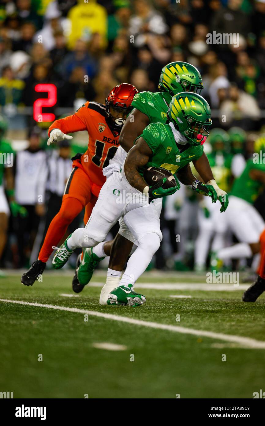 Il running back degli Oregon Ducks Bucky Irving (0) corre con la palla durante una partita di football universitario della stagione regolare contro gli Oregon State Beavers, venerdì, Foto Stock