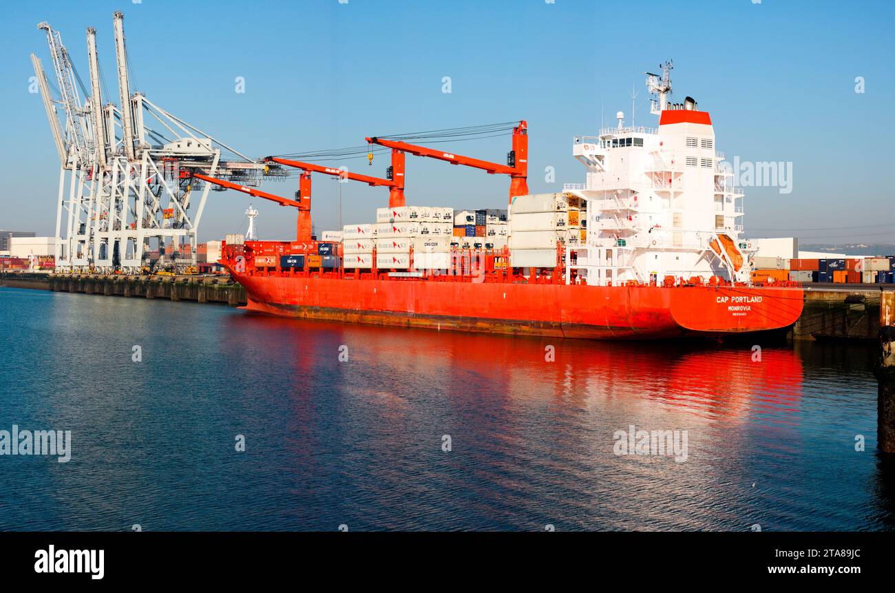 Nave portacontainer nel porto di le Havre, Normandia, Francia Foto Stock