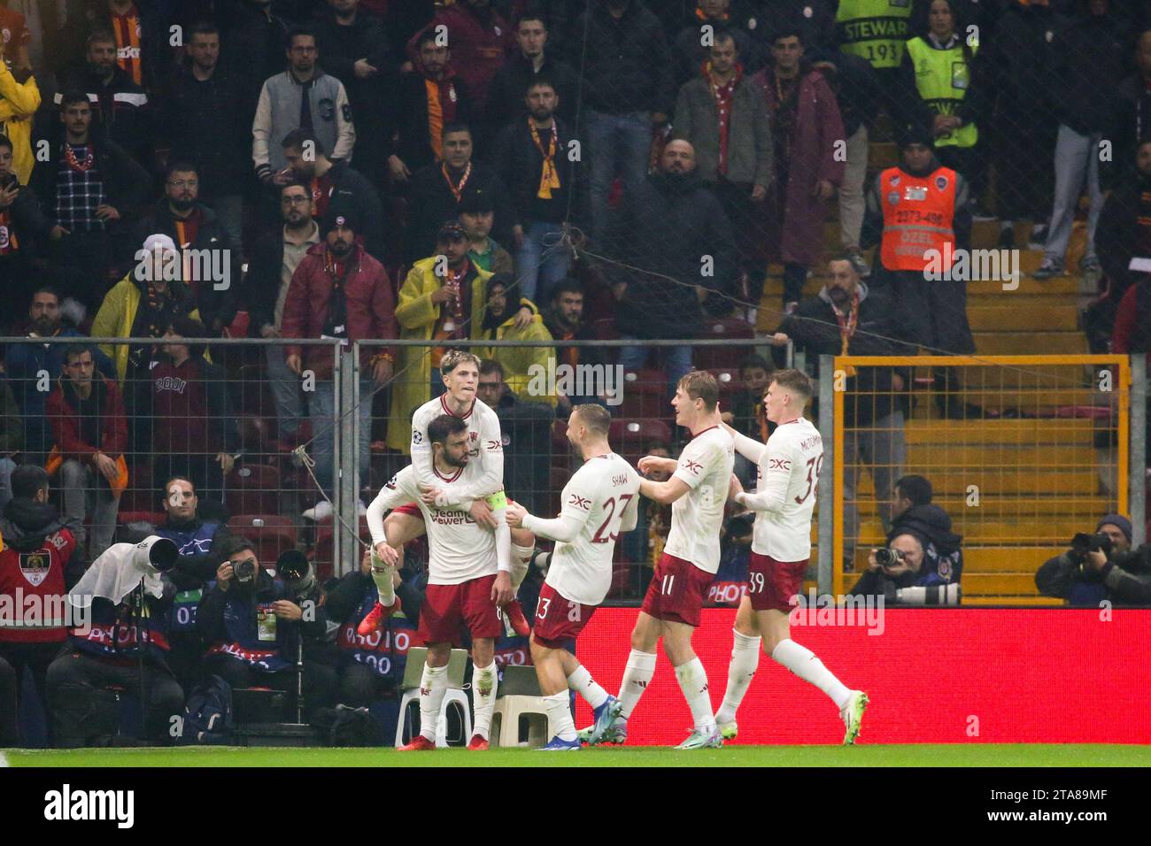 Istanbul, Turchia. 29 novembre 2023. ISTANBUL, TURCHIA - NOVEMBRE 29: Bruno Fernandes del Manchester United festeggia il secondo gol della squadra con Alejandro Garnacho del Manchester United, Luke Shaw del Manchester United, Rasmus Højlund del Manchester United e Scott McTominay del Manchester United durante la partita del gruppo A - UEFA Champions League 2023/24 tra Galatasaray A.S. e Manchester United all'Ali Sami Yen Arena il 29 novembre 2023 a Istanbul, in Turchia. ( Credit: BSR Agency/Alamy Live News Foto Stock