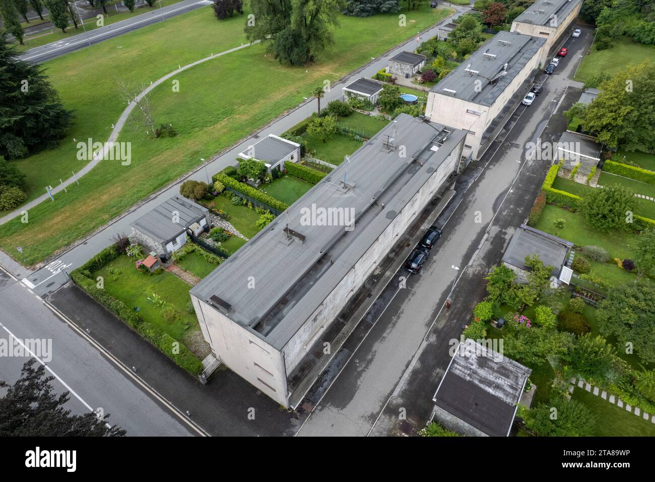 Ivrea, Italia - 10 agosto 2023, aereo di Case per famiglie numerose, di Figini e Pollini negli anni '40, Ivrea Olivetti città industriale Foto Stock