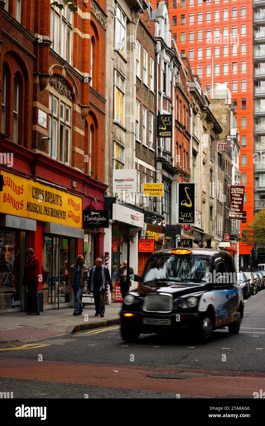 Denmark Street a Londra, Inghilterra Foto Stock