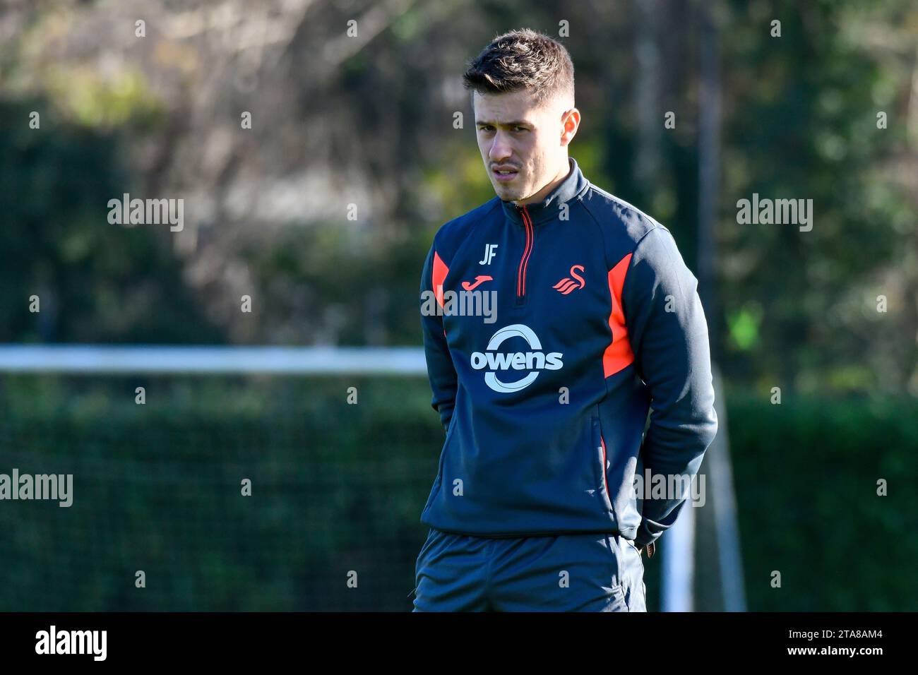 Swansea, Galles. 25 novembre 2023. Jamie Field Swansea City Academy Youth Development Phase Physical Performance Coach assiste al warm-up pre-partita prima della partita di Professional Development League Cup Under 16 tra Swansea City e AFC Bournemouth presso la Swansea City Academy di Swansea, Galles, Regno Unito il 25 novembre 2023. Crediti: Duncan Thomas/Majestic Media. Foto Stock