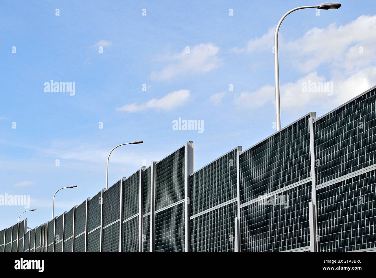 Barriera antirumore su un'autostrada Foto Stock