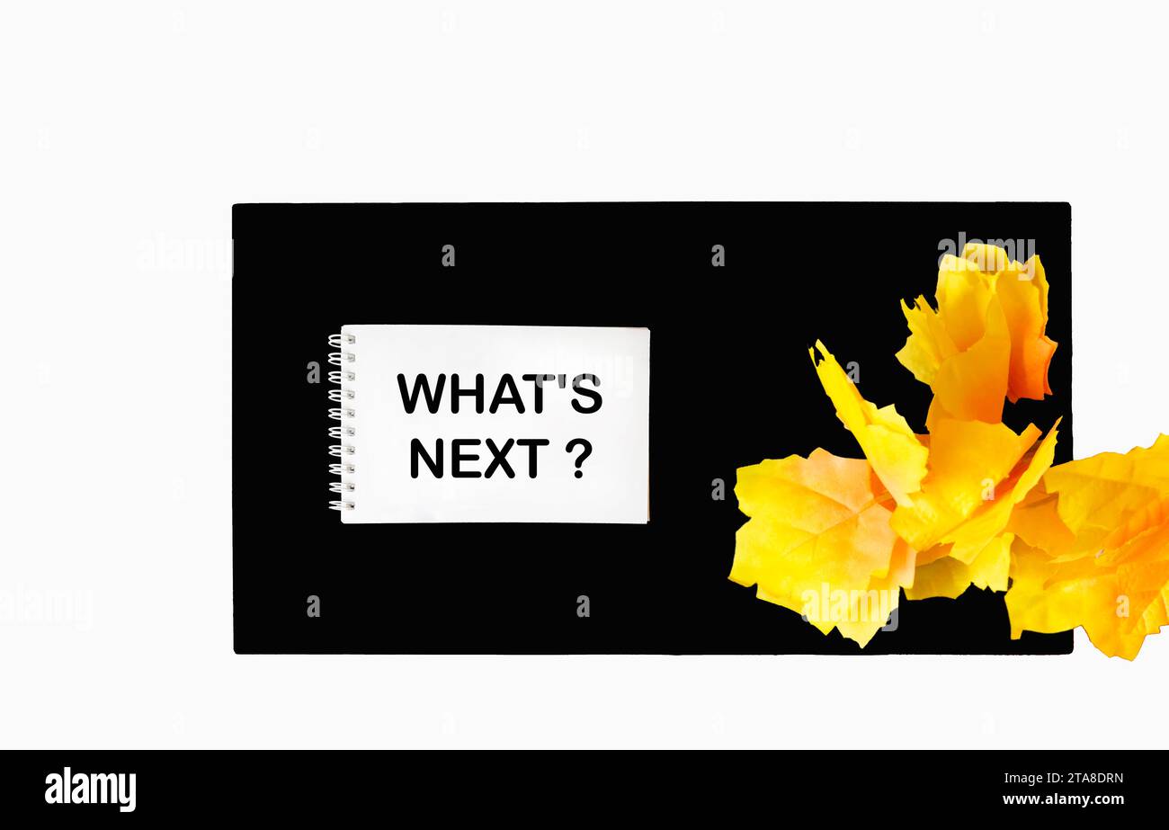 E poi, la frase è scritta su un blocco note, su uno sfondo marrone bianco e nero. Concetto di business, strategia, piano, pianificazione. Foto Stock