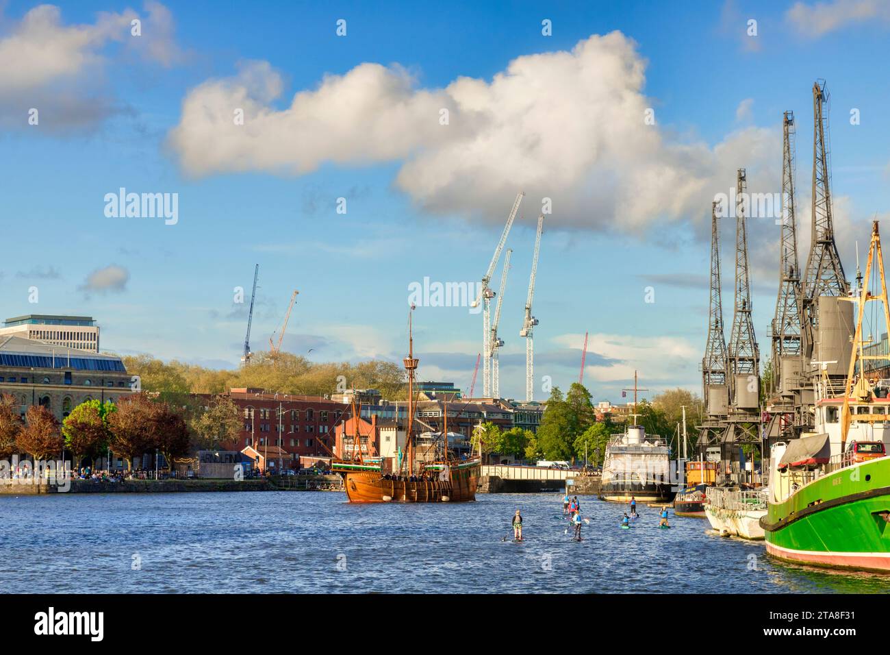 10 maggio 2023: Bristol, Regno Unito - Bristol Docks, con Matthew e paddleboarder, in una splendida serata primaverile. Il Matthew è una replica della nave Joh Foto Stock