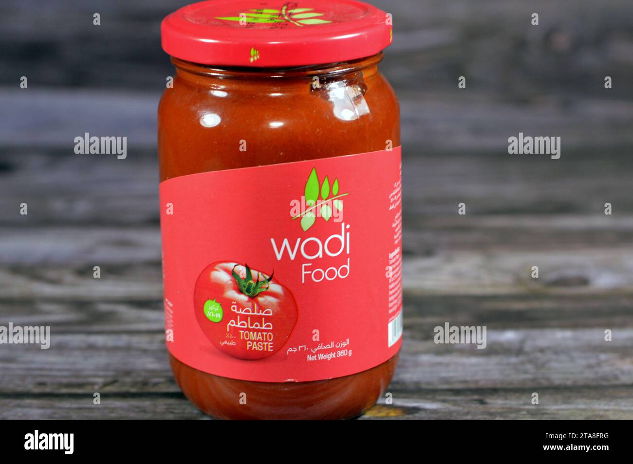 Cairo, Egitto, 1 novembre 2023: Salsa di pomodoro Wadi Food, pasta di pomodori, azienda alimentare Wadi per conserve alimentari per industrie alimentari, focu selettiva Foto Stock