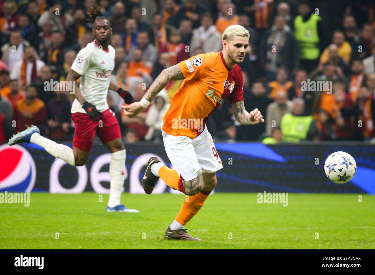 Istanbul, Turchia. 29 novembre 2023. ISTANBUL, TURCHIA - NOVEMBRE 29: Mauro Icardi del Galatasaray corre con la palla durante la partita del gruppo A - UEFA Champions League 2023/24 tra Galatasaray A.S. e Manchester United all'Ali Sami Yen Arena il 29 novembre 2023 a Istanbul, Turchia. ( Credit: BSR Agency/Alamy Live News Foto Stock