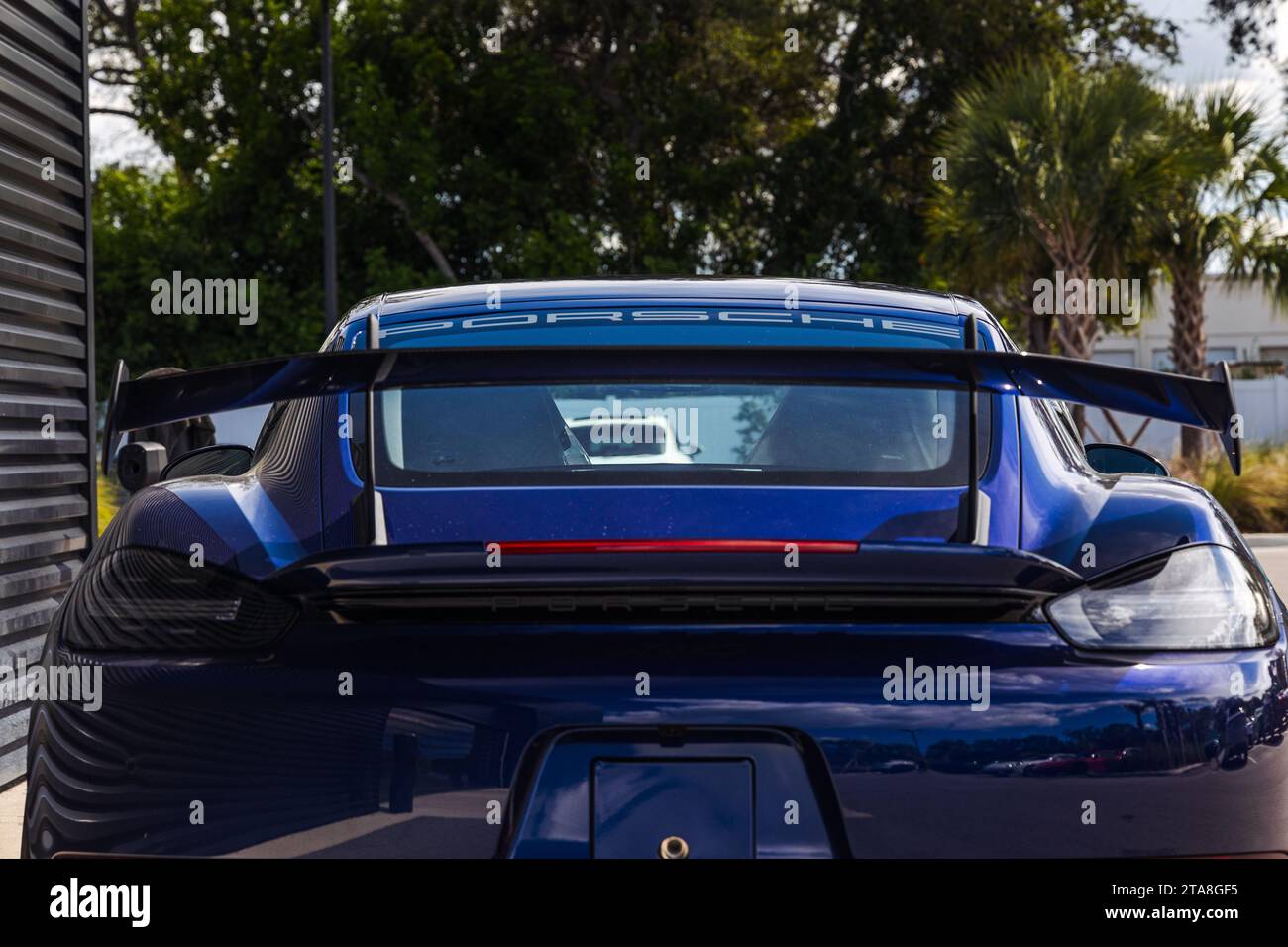 Una nuova e bellissima Porsche Cayman GT4 RS Gentian Blue in attesa di essere portata in montagna dal nuovo proprietario. Foto Stock