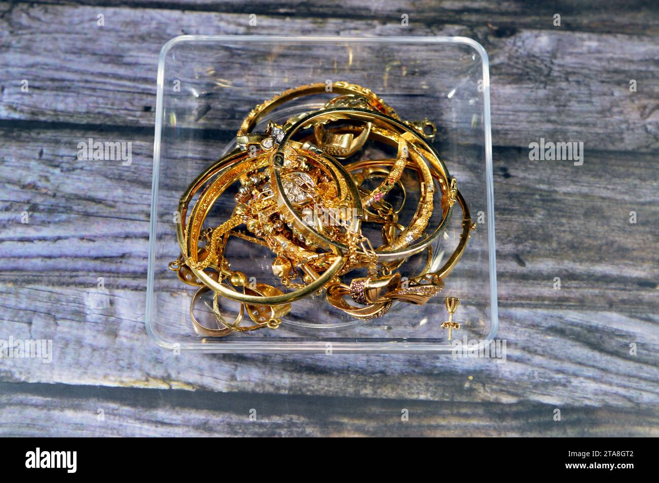 Gioielli o gioielli isolati su sfondo di legno, oggetti decorativi indossati per l'ornamento personale, come spilla, anelli, collane, orecchini, pendan Foto Stock