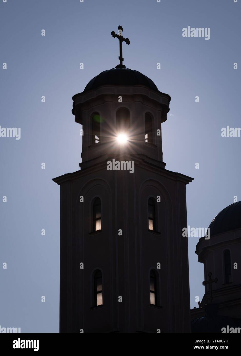 Luce solare attraverso le cornici delle finestre ad arco. Torre della chiesa ortodossa macedone. Sveti Petka. Saint Petka. Religione, fede. Firma. Cielo blu. Alba. Foto Stock