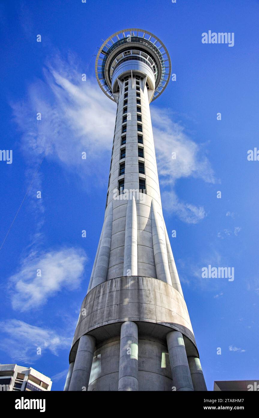 Auckland Sky Tower, il Victoria Street, il quartiere centrale degli affari di Auckland, Regione di Auckland, Isola del nord, Nuova Zelanda Foto Stock