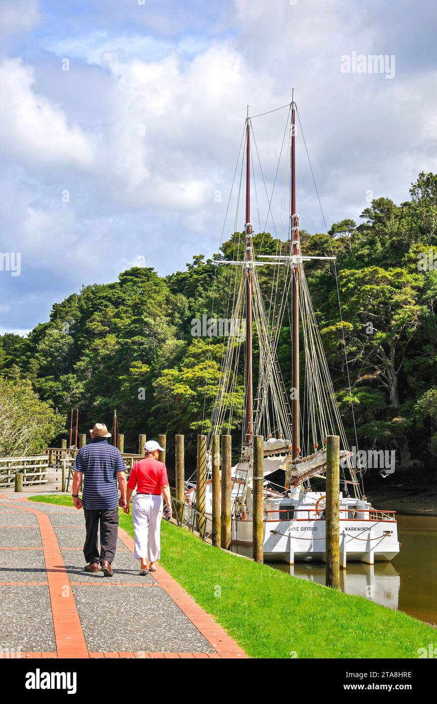 "Jane Gifford' truccate scow vela ormeggiato sul fiume Mahurangi, Warkworth, Regione di Auckland, Isola del nord, Nuova Zelanda Foto Stock