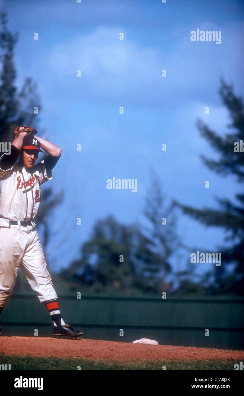 BRADENTON, FL - MARZO 1958: Il lanciatore Warren Spahn n. 21 dei Milwaukee Braves finisce in panchina durante una partita di allenamento primaverile intorno al marzo 1958 a Bradenton, Florida. (Foto di Hy Peskin) *** didascalia locale *** Warren Spahn Foto Stock