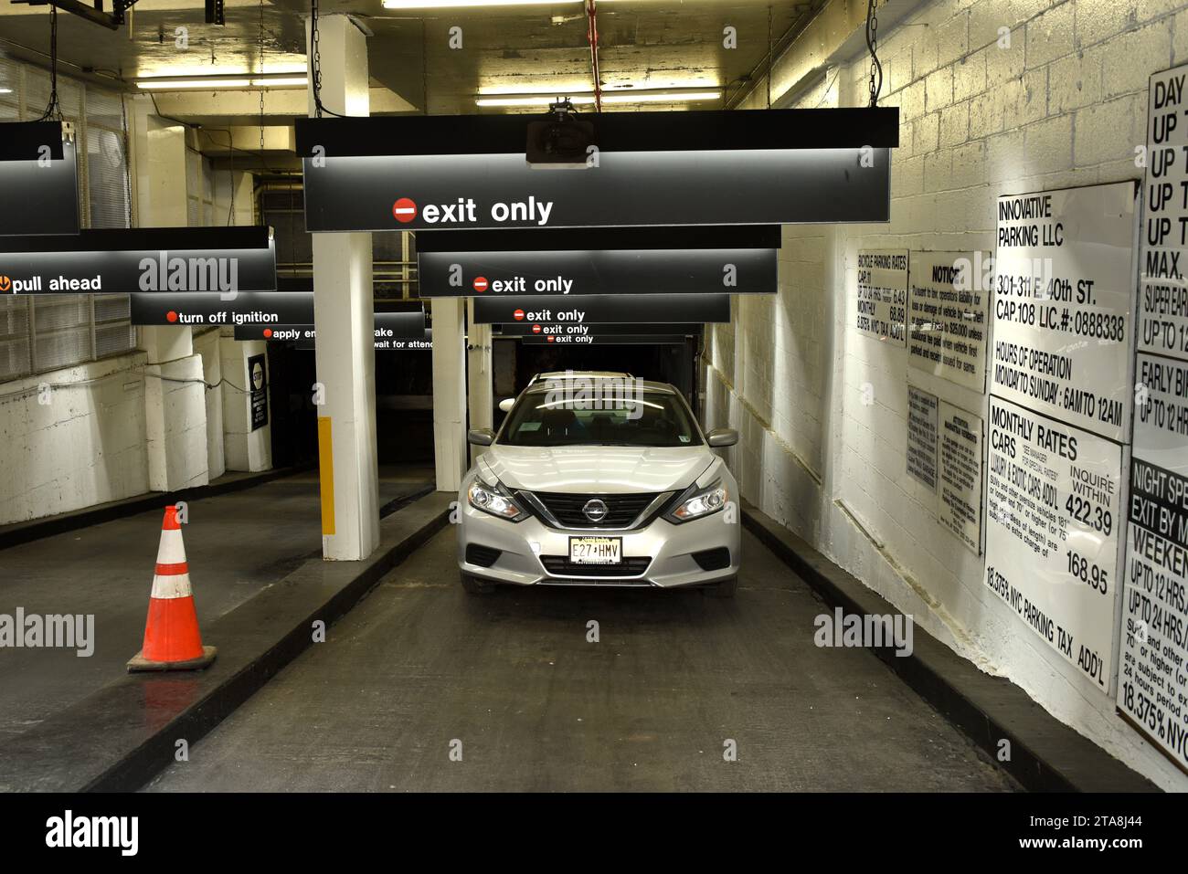 New York, USA - 24 maggio 2018: Cars in the Icon Parking nel centro di Manhattan. Foto Stock