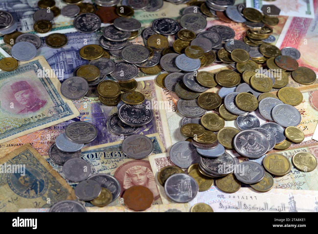 Concentrazione selettiva di vecchie banconote e monete egiziane di epoche diverse dal regno alla Repubblica d'Egitto, vintage retrò vecchio egiziano c Foto Stock