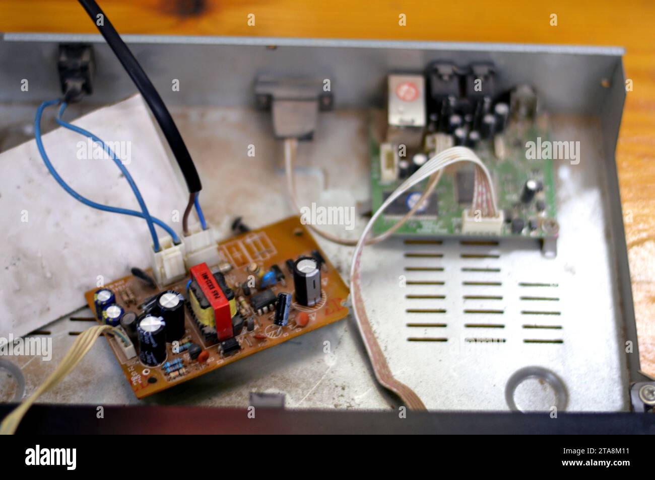 Cairo, Egitto, 24 ottobre 2023: Chaparral Home satellite TV Receiver, interni di un ricevitore satellitare con scheda di alimentazione e scheda principale, maintenanc Foto Stock