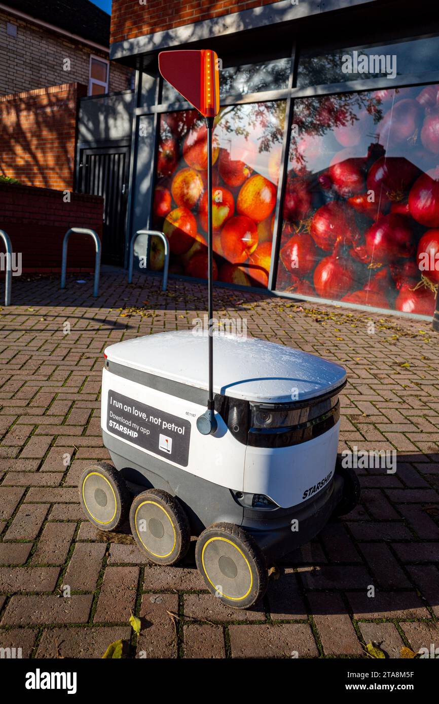 Robot per la consegna degli alimenti UK. Robot per la consegna di alimenti Coop a Cambridge, Regno Unito. I robot Starship per la consegna di alimenti vengono utilizzati in città e città selezionate nel Regno Unito. Foto Stock