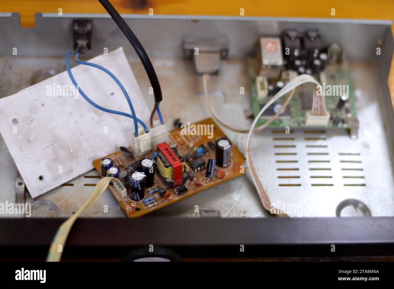 Cairo, Egitto, 24 ottobre 2023: Chaparral Home satellite TV Receiver, interni di un ricevitore satellitare con scheda di alimentazione e scheda principale, maintenanc Foto Stock