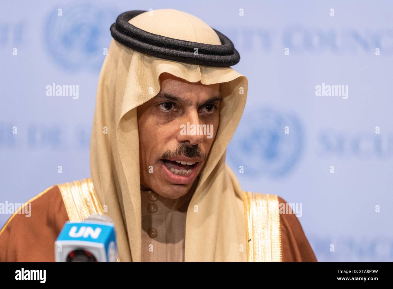 Il principe Faysal bin Farhan A.F. al Furhan al-Saud, ministro degli affari esteri del Regno dell'Arabia Saudita, parla durante il briefing stampa presso la sede delle Nazioni Unite a New York il 29 novembre 2023 Foto Stock