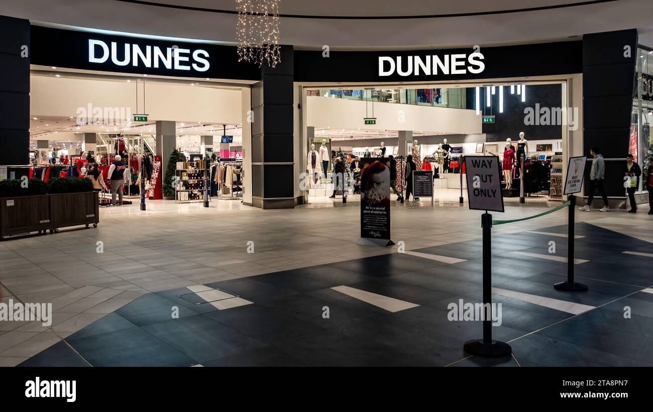 Ingresso a un negozio di moda Dunnes Stores a Dublino, Irlanda. con abiti natalizi in mostra. Foto Stock