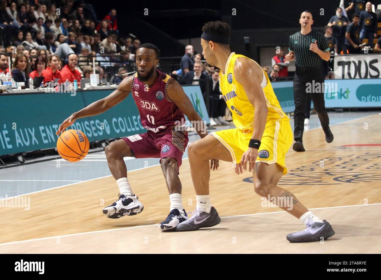 © NICOLAS GOISQUE/MAXPPP - 29-11-2023, 20h00, palais des Sports jean-michel geoffroy de dijon, basket, basket, basket Champions League, 4ème journée, jda dijon basket - bk opava, david holston à la mène devant marques townes credito: MAXPPP/Alamy Live News Foto Stock