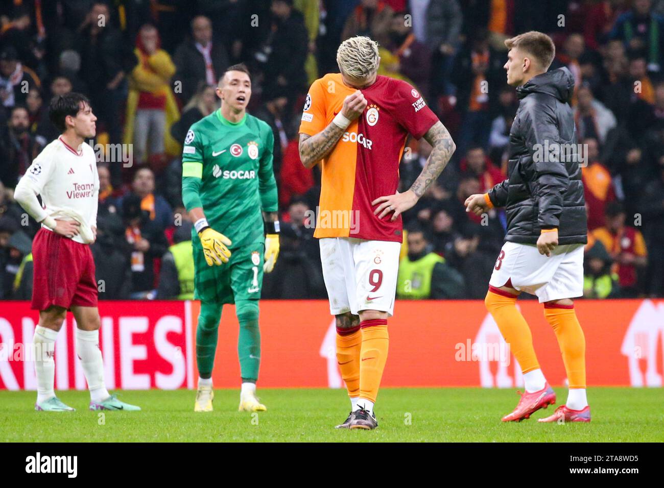 Istanbul, Turchia. 29 novembre 2023. ISTANBUL, TURCHIA - NOVEMBRE 29: Mauro Icardi del Galatasaray AS Looks viene espulso durante la partita del gruppo A - UEFA Champions League 2023/24 tra il Galatasaray A.S., e il Manchester United all'Ali Sami Yen Arena il 29 novembre 2023 a Istanbul, Turchia. ( Credit: BSR Agency/Alamy Live News Foto Stock