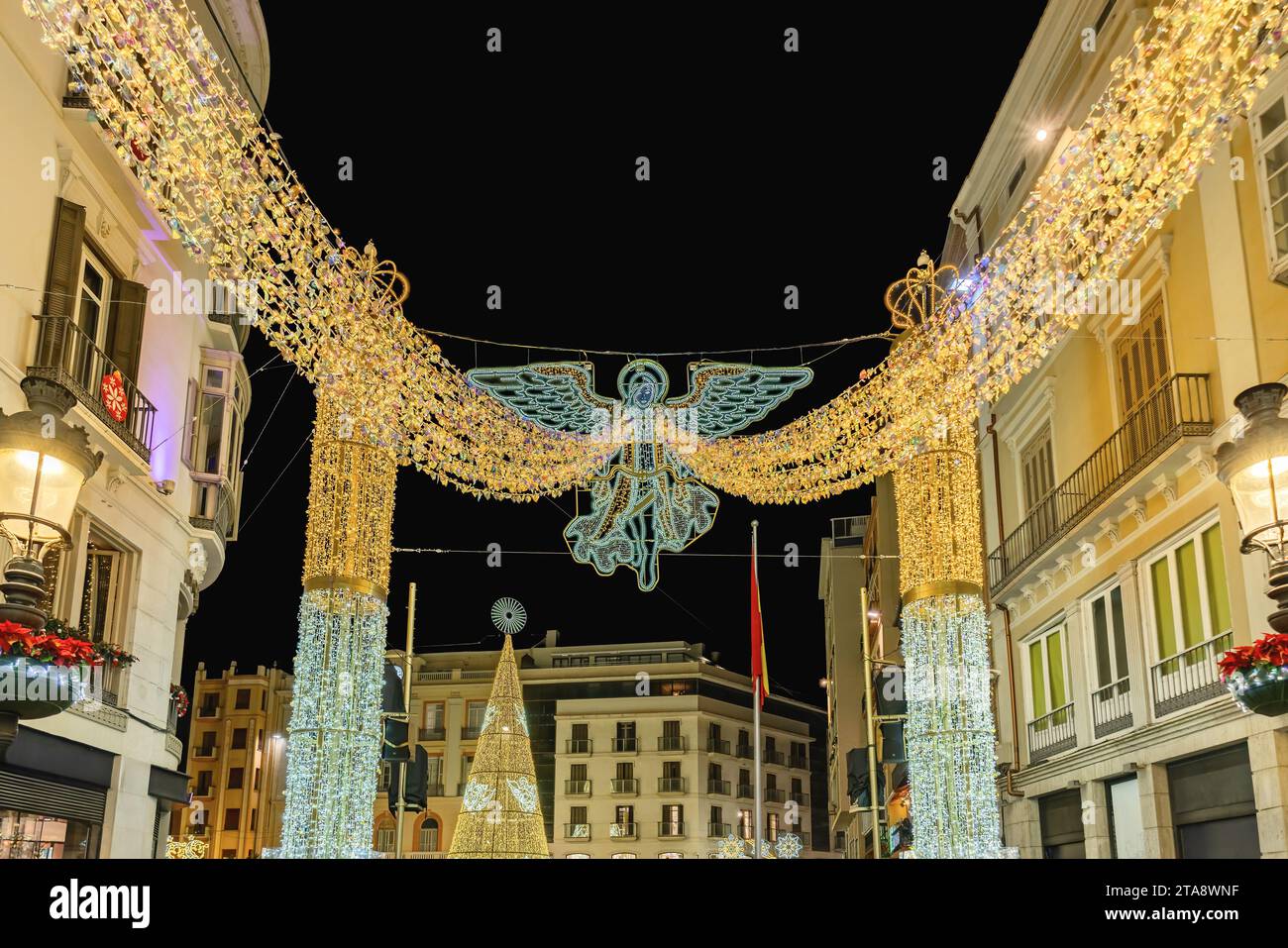 Decorazione dell'Angelo di natale e albero di Natale in via Marqués de Larios con Plaza de la Constitución Piazza della Costituzione a Malaga, Anda Foto Stock
