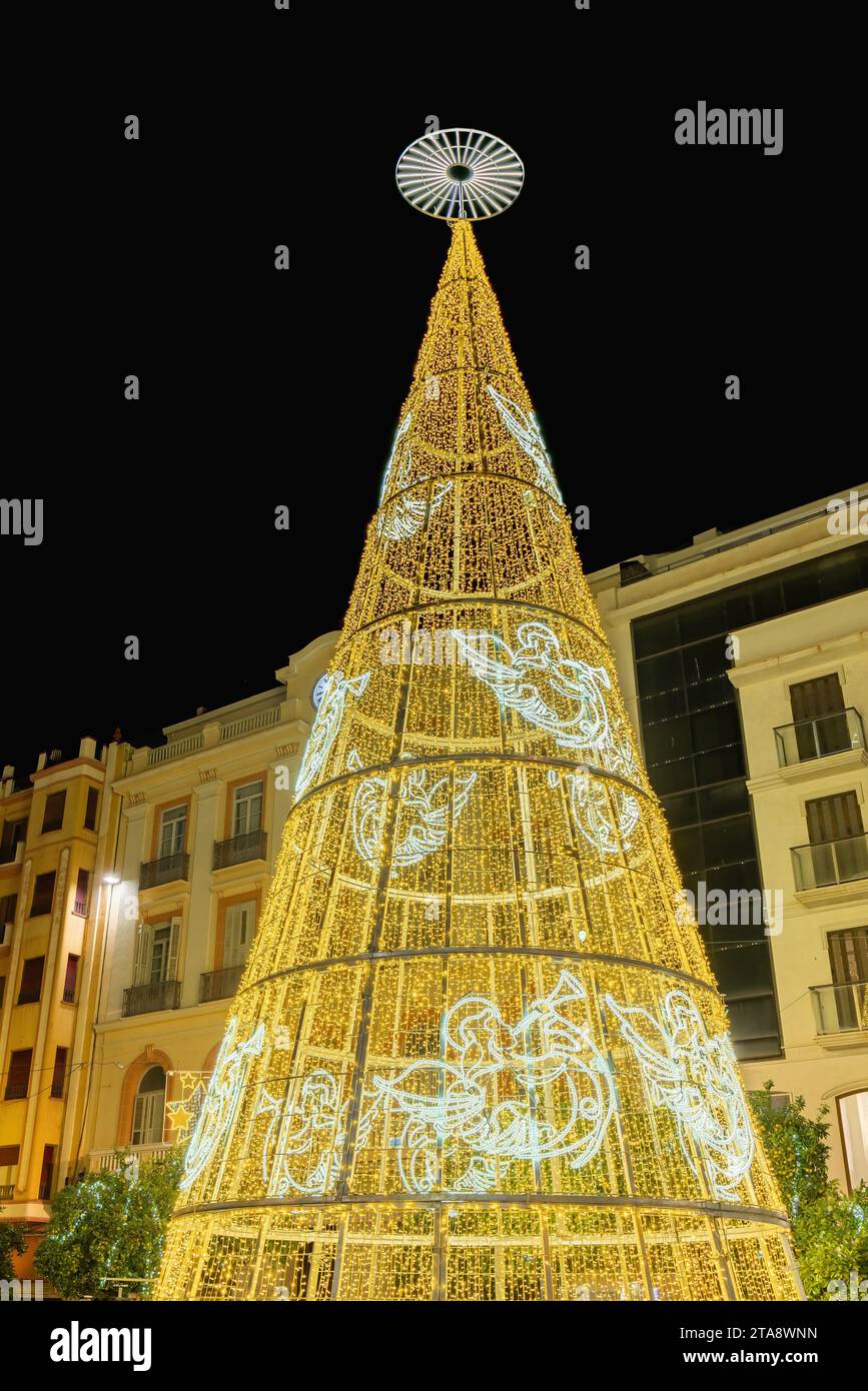 Albero di Natale in Plaza de la Constitución, Piazza della Costituzione di Malaga, Andalusia, spagna Foto Stock