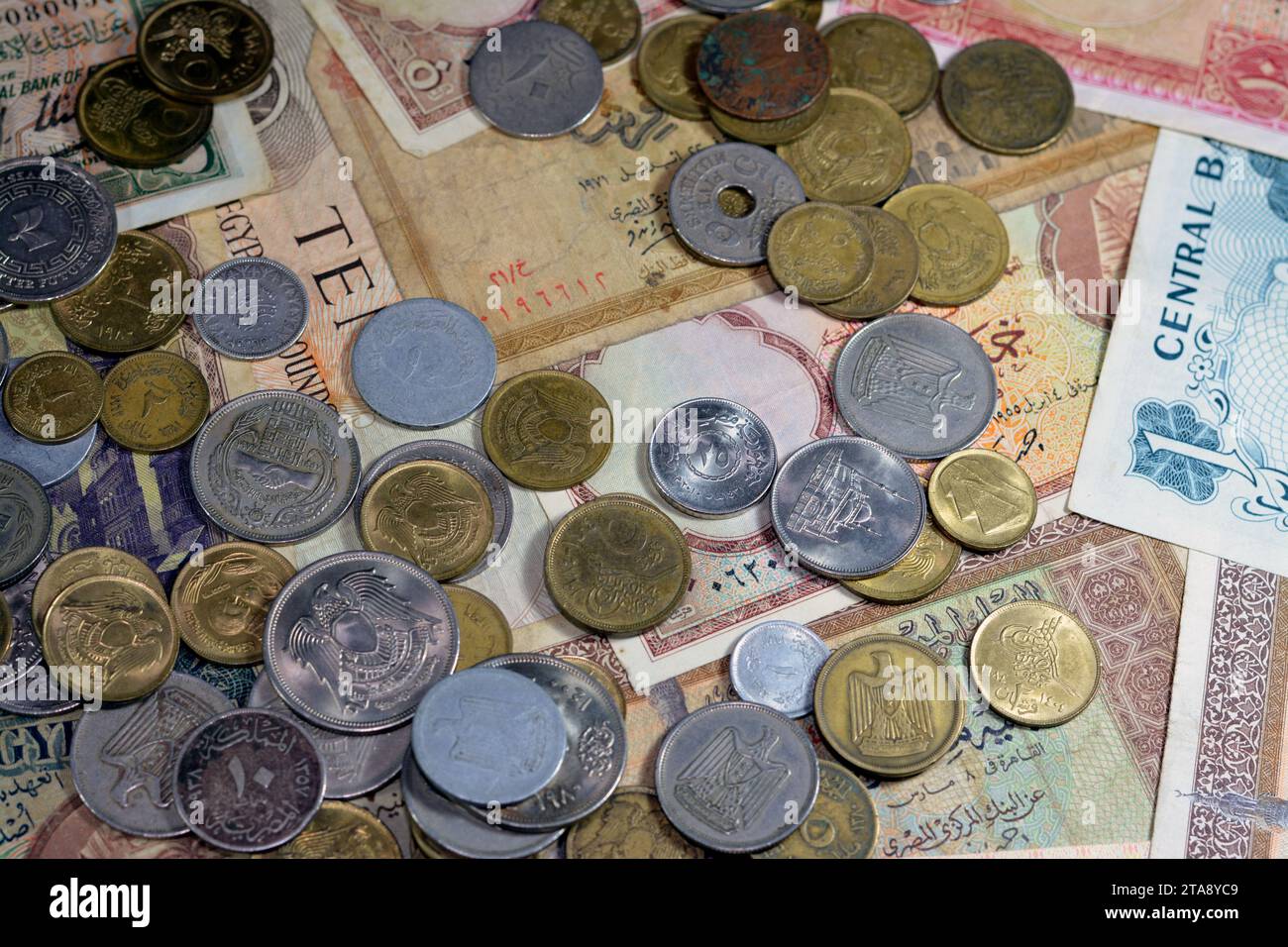 Concentrazione selettiva di vecchie banconote e monete egiziane di epoche diverse dal regno alla Repubblica d'Egitto, vintage retrò vecchio egiziano c Foto Stock