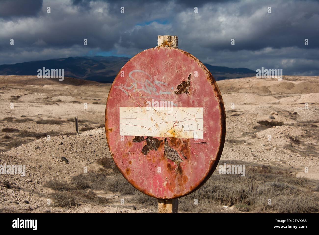 ein altes Einfahrt verboten Verkehrszeichen in der Wüste Foto Stock