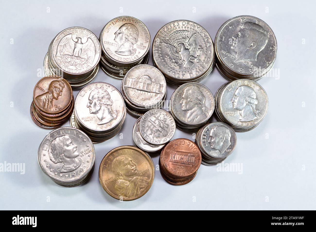Mucchio di monete americane di tempi e valori diversi, 1 centesimo, dimes, quarti, mezzo dollaro, e dollari, vecchi Stati Uniti d'America in stile retrò d'epoca Foto Stock