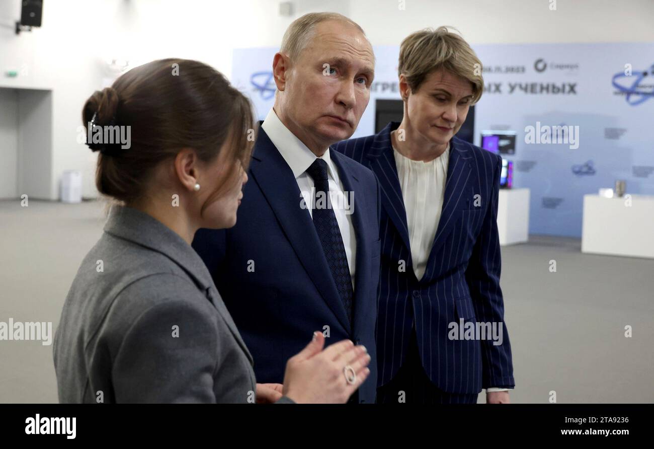 Sochi, Russia. 29 novembre 2023. Il presidente russo Vladimir Putin, centro, accompagnato dal capo della Talent and Success Educational Foundation, Yelena Shmelyova, a destra, è mostrato elementi nel progetto Nasha Laba dal ricercatore senior MIPT Elizaveta Mochalova, a sinistra, prima di una riunione del Congresso dei giovani scienziati, il 29 novembre 2023 a Sochi, in Russia. Crediti: Mikhail Klimentyev/Cremlino Pool/Alamy Live News Foto Stock