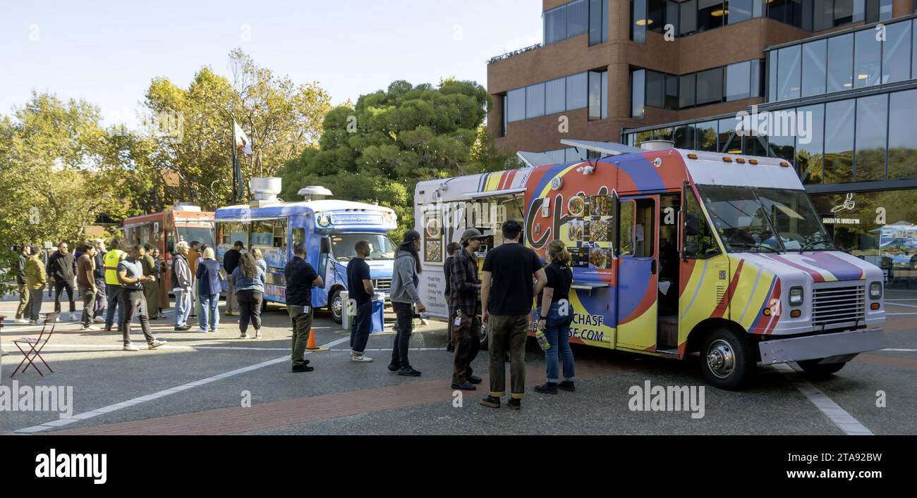 La gente si schiera ai food truck di San Francisco, California, USA Foto Stock