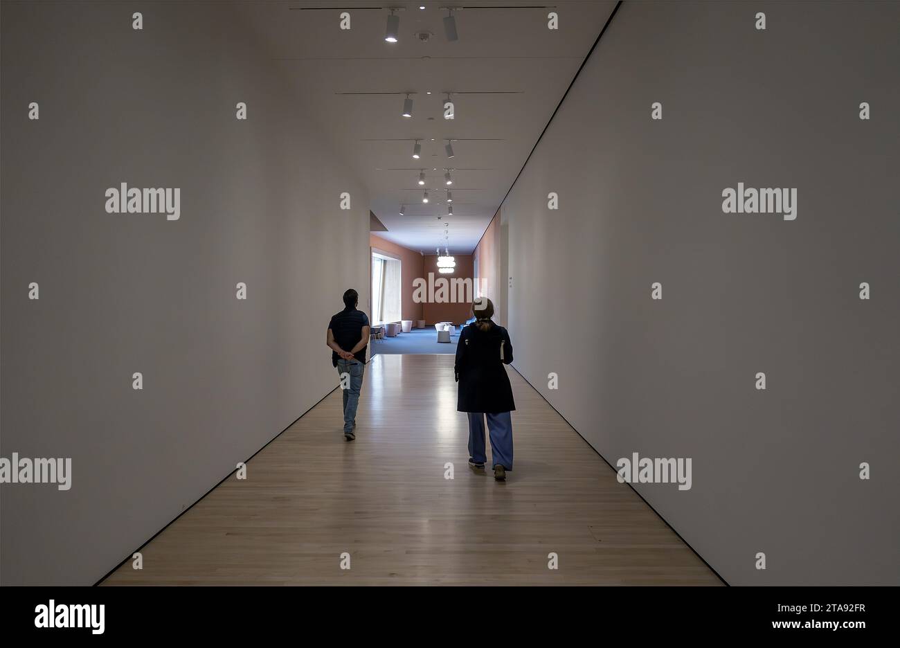 La gente cammina lungo un corridoio nel San Francisco Museum of Modern Art (SFMOMA) Foto Stock
