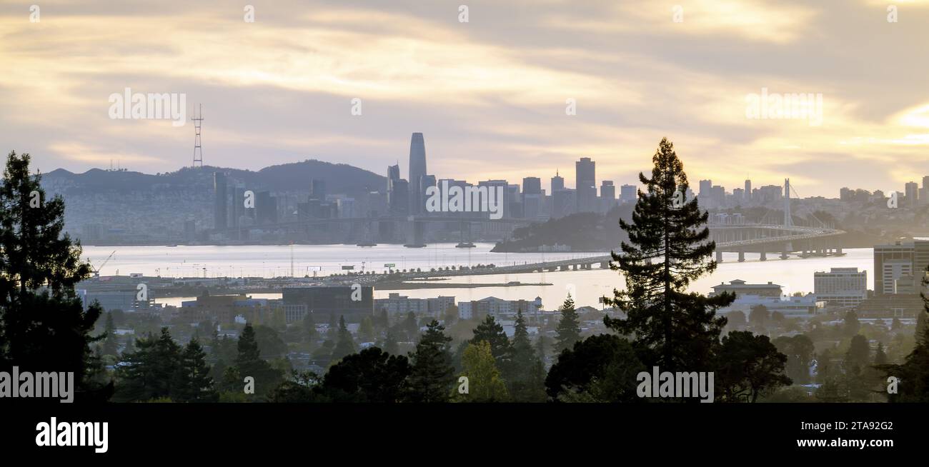 Paesaggio urbano e skyline di San Francisco con Bay Bridge visto da Oakland, California, Stati Uniti Foto Stock