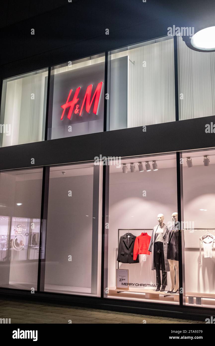 H&M, Orchard Centre, Didcot di notte Foto Stock