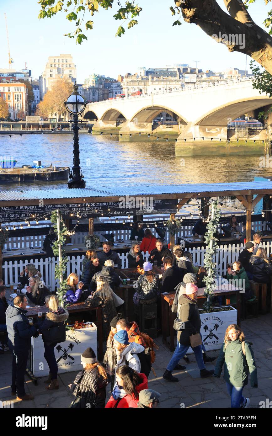 Ristoranti e bar invernali sulle rive del Tamigi nel 2023, sulla Southbank, a Londra, Regno Unito Foto Stock