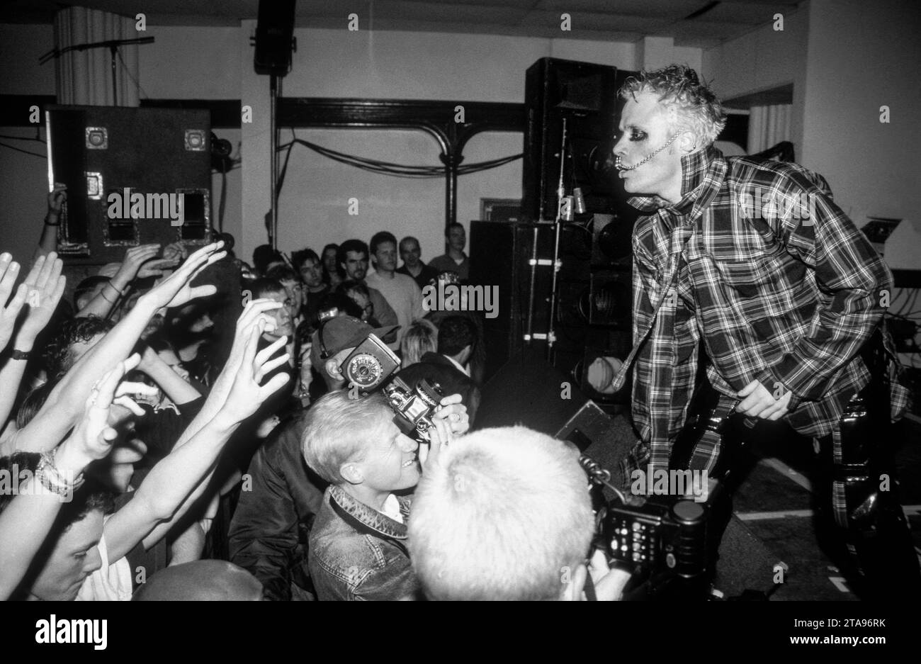 KEITH FLINT, PRODIGY, LIVE, 1995: Keith Flint (1969-2019) della band techno britannica Prodigy che suona al BBC Sound City al New Trinity Centre di Bristol, Inghilterra, il 21 aprile 1995. La band stava promuovendo l'uscita del singolo "Poison", la quarta e ultima traccia pubblicata dal loro iconico secondo album "Music for the Jilted Generation". Hanno iniziato a suonare il brano che sarebbe diventato un successo di successo 'Firestarter' nelle date di quest'estate e questo è quando il ballerino della band Keith ha iniziato a cantare. Foto: Rob Watkins Foto Stock