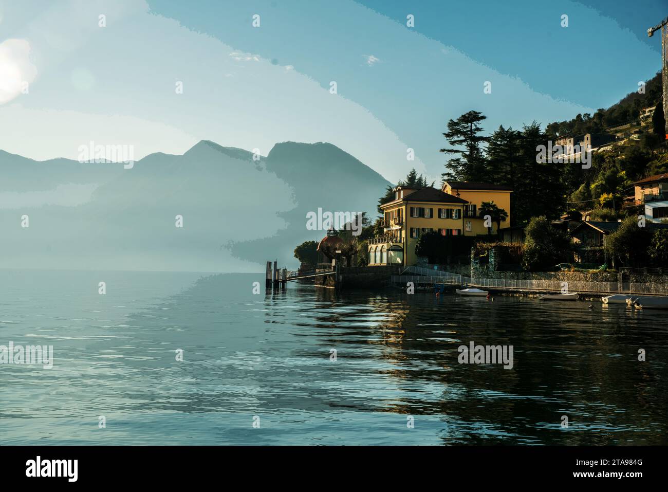 L'incredibile panorama soleggiato del lago di Como include alcune ville durante la settimana di Natale - breve viaggio Foto Stock