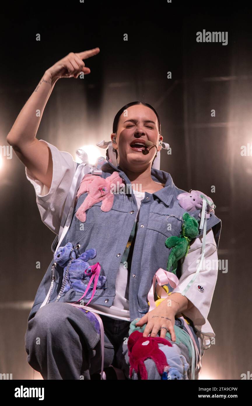 Londra, Regno Unito. 29 novembre 2023. Anne Marie dal vivo sul palco della O2 Arena. Cristina Massei/Alamy Live News Foto Stock