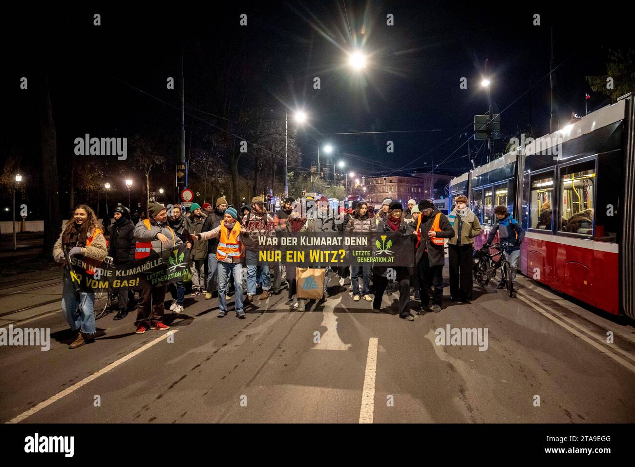 Vienna, Vienna, Austria. 29 novembre 2023. Attivista del clima del gruppo ''žLetzte Generation Oesterreich' (Last Generation Austria) marcia nel centro di Vienna durante un'azione annunciata pubblicamente. L'attivista esige una legislazione più rispettosa del clima da parte dell'attuale governo. (Immagine di credito: © Andreas Stroh/ZUMA Press Wire) SOLO USO EDITORIALE! Non per USO commerciale! Foto Stock