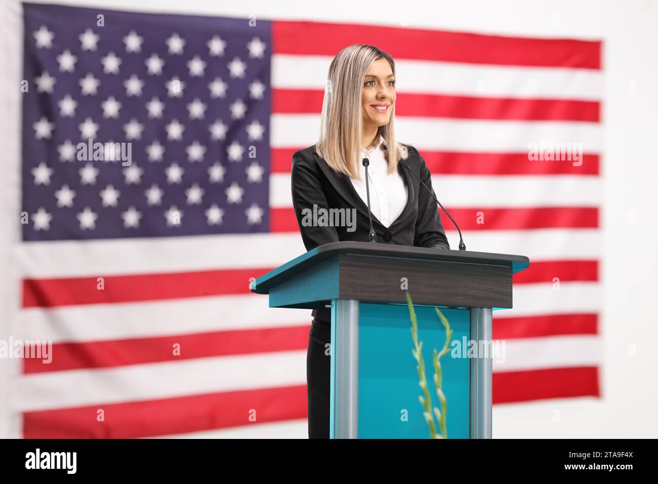 Una donna politica americana che tiene un discorso su un podio Foto Stock