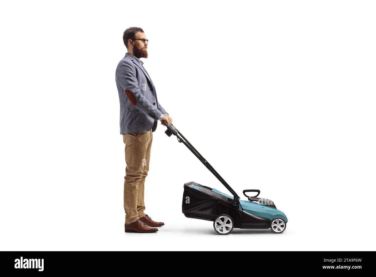 Immagine del profilo completo di un uomo barbuto che abbraccia con un rasaerba isolato su sfondo bianco Foto Stock
