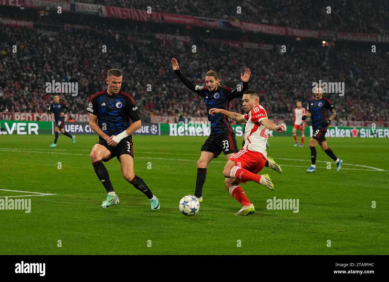 Allianz Arena, Monaco, Germania. 29 novembre 2023. Raphael Guerreiro (FC Bayern MÃ¼nchen) controlla la palla durante una partita di Champions League - gruppo A, Bayern Monaco contro FC Copenhagen, all'Allianz Arena di Monaco, Germania. Ulrik Pedersen/CSM (immagine di credito: © Ulrik Pedersen/Cal Sport Media). Credito: csm/Alamy Live News Foto Stock